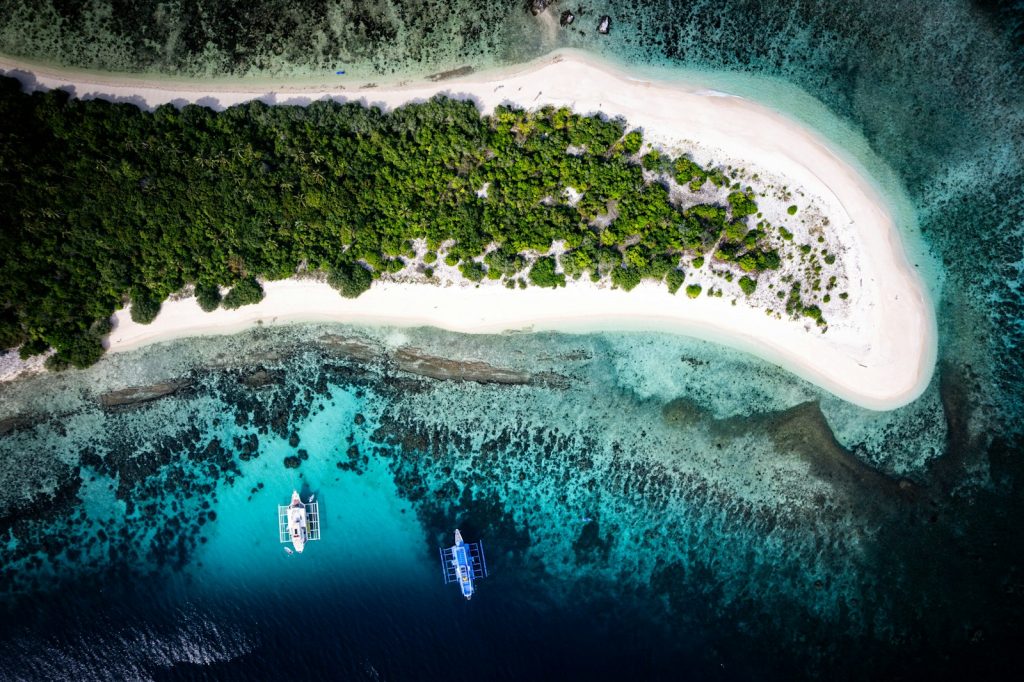 Phinisi vs Motor Yacht in Bali: Which to Charter
